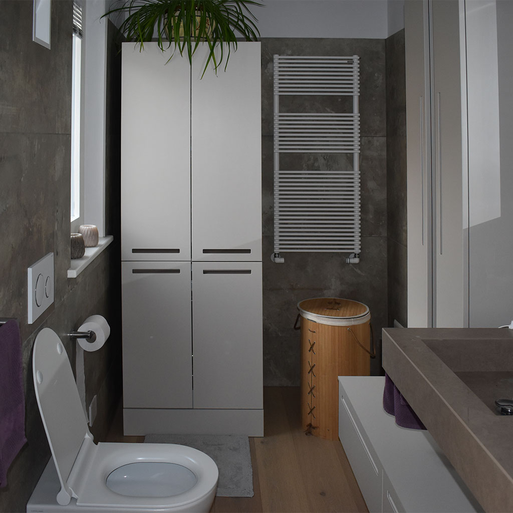 Bagno realizzato con grandi lastre Fondovalle Action